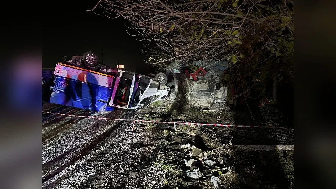 Hafif Ticari Araç ile İşçi Taşıyan Kamyonet Çarpıştı! 1’i Ağır 6 Yaralı 4