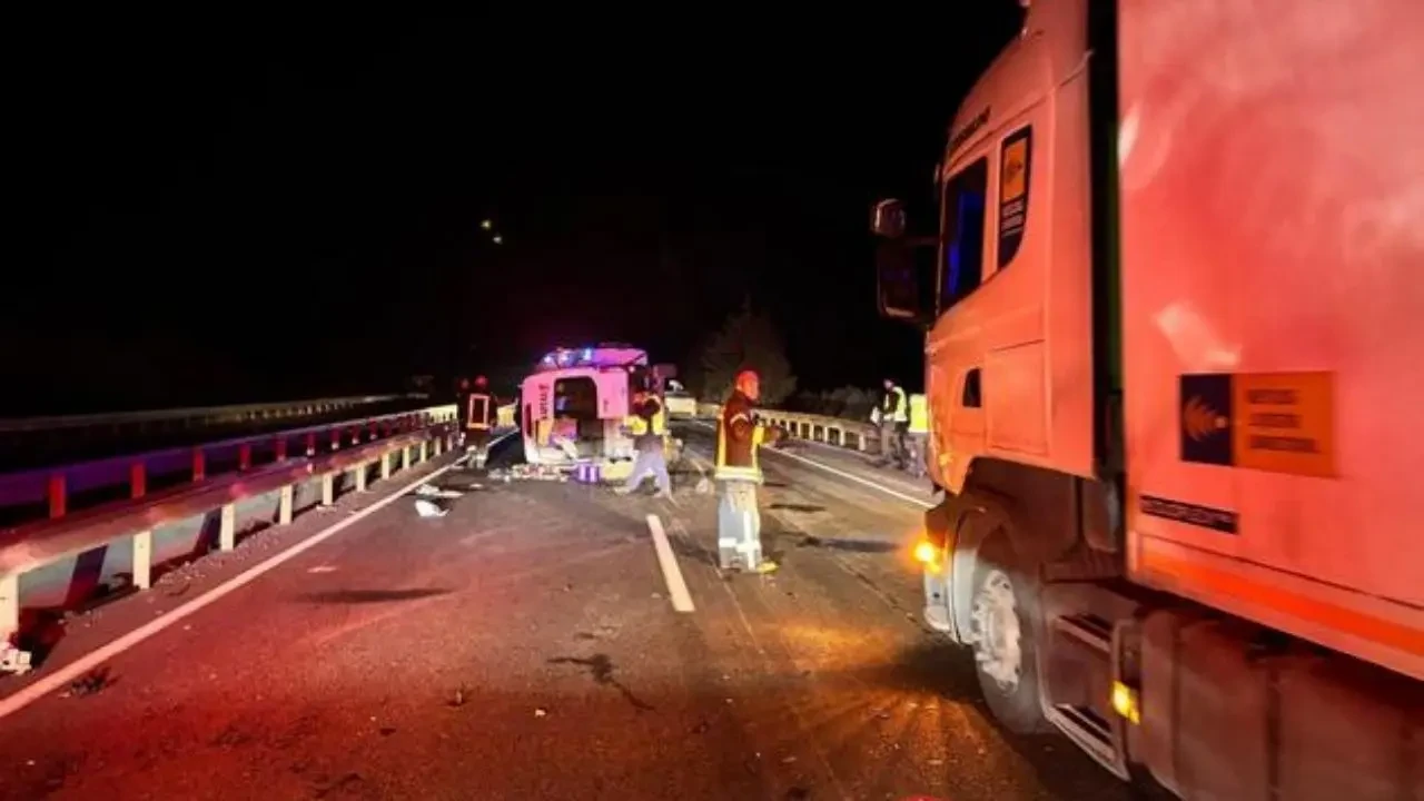 Manisa Akhisar'daki Fabrikaya İşçi Taşıyan Servis Kaza Yaptı! 1 Ölü, 5 Yaralı 3