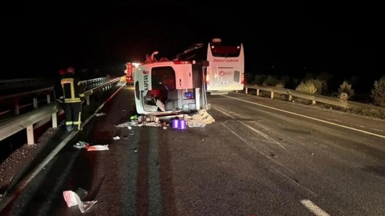 Manisa Akhisar'daki Fabrikaya İşçi Taşıyan Servis Kaza Yaptı! 1 Ölü, 5 Yaralı 4