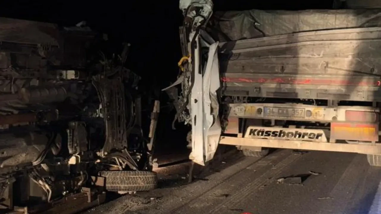 Manisa Akhisar'daki Fabrikaya İşçi Taşıyan Servis Kaza Yaptı! 1 Ölü, 5 Yaralı 5