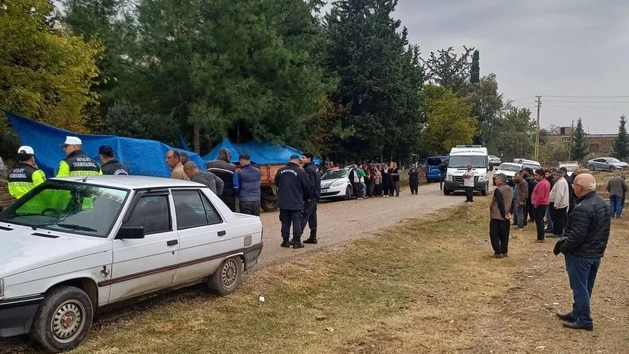 Adana’da Feci Kaza! Traktör Sulama Kanalına Devrildi 4