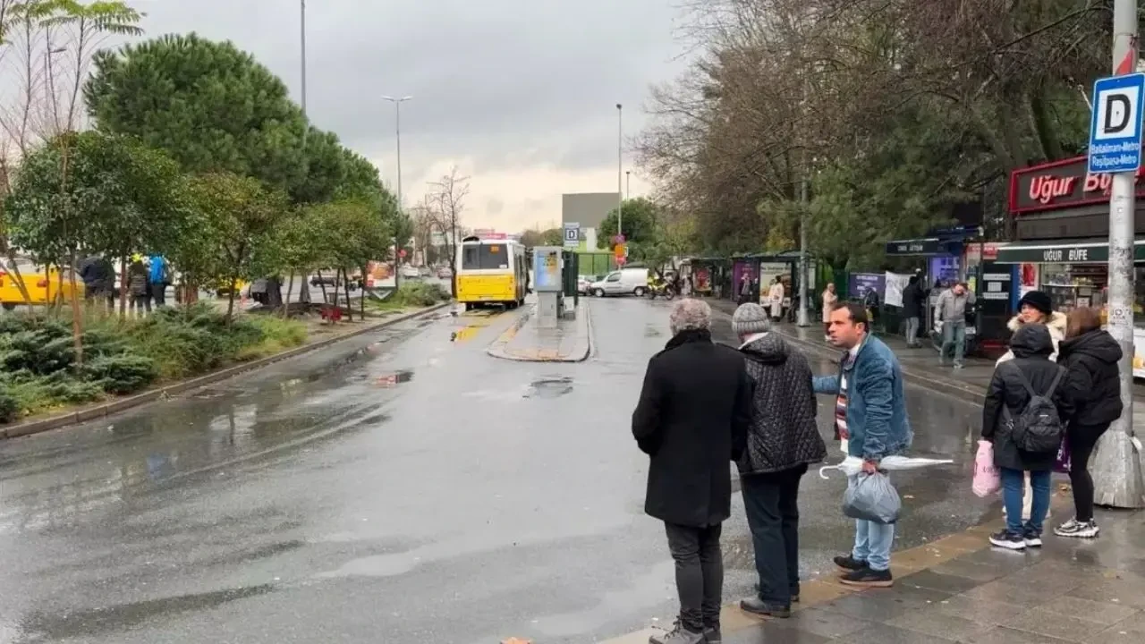 İETT Otobüsünün Altında Kalan Kadın Hayatını Kaybetti! Kaza Anı Görüntüleri Ortaya Çıktı 7