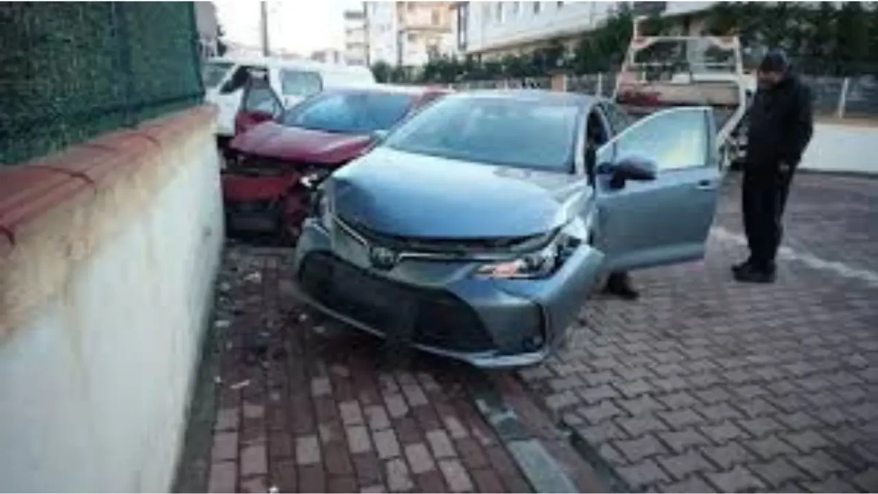 Kocaeli Darıca’da Kavşakta Korkunç Kaza! İki Otomobil Çarpıştı 1’i Çocuk, 3 Yaralı 1