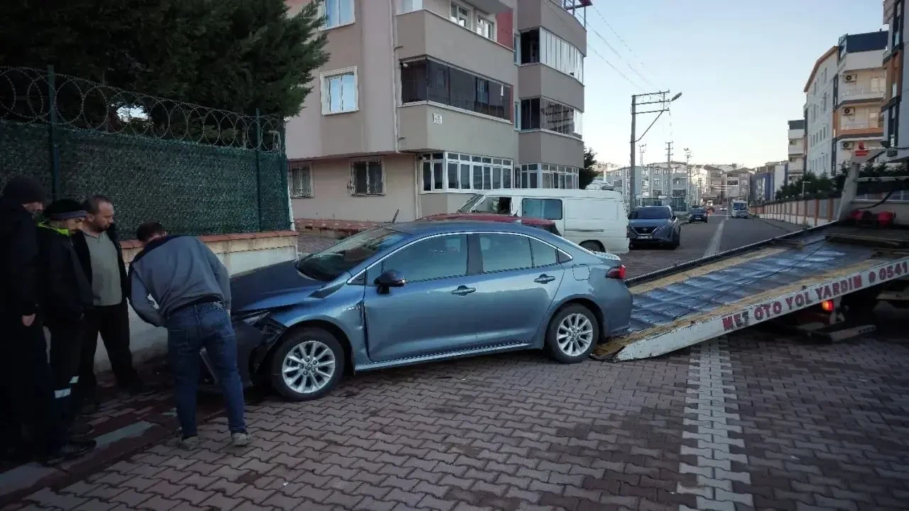 Kocaeli Darıca’da Kavşakta Korkunç Kaza! İki Otomobil Çarpıştı 1’i Çocuk, 3 Yaralı 2