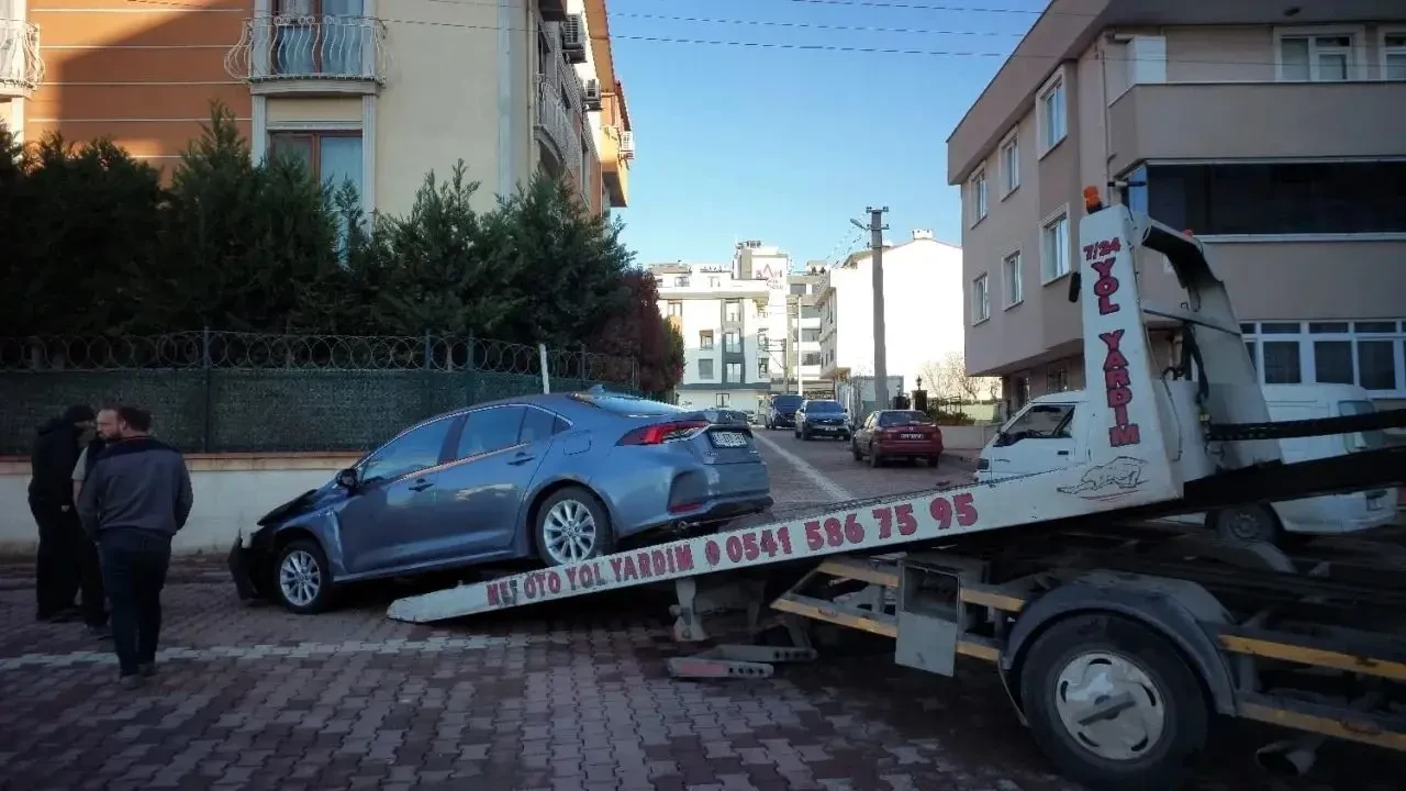 Kocaeli Darıca’da Kavşakta Korkunç Kaza! İki Otomobil Çarpıştı 1’i Çocuk, 3 Yaralı 3