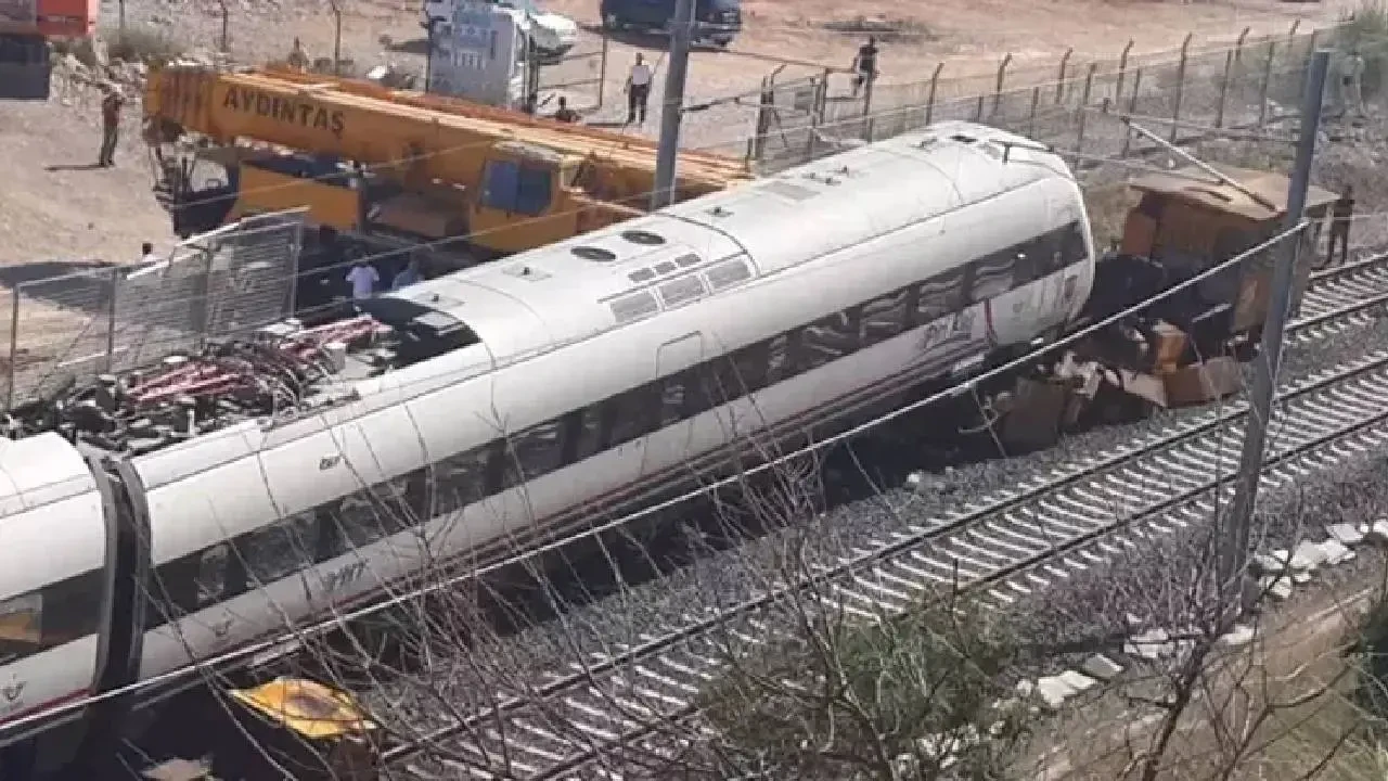 Ankara Polatlı’da Tren Kazası! Makinistin Dikkati Olası Felaketi Önledi 2