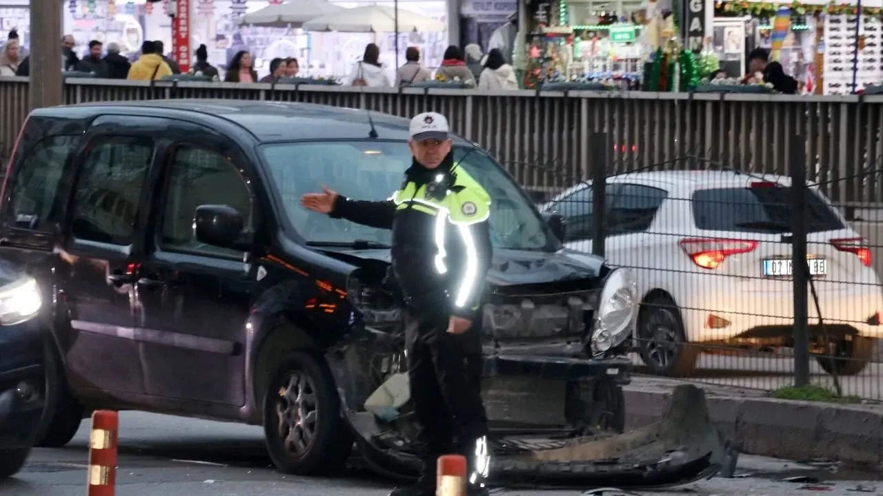 Antalya Alt Geçitte Kaza! 1 Yaralı 2