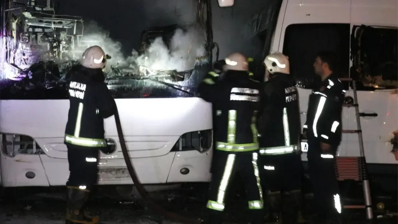 Antalya'da Oto Tamir Dükkanında Feci Ölüm! Yazıhanede Uyuyan İşçi Hayatını Kaybetti 1