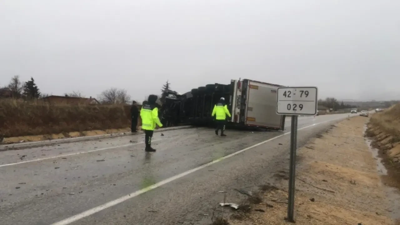 Konya'da Feci Kaza! Otomobil ile TIR Çarpıştı 1