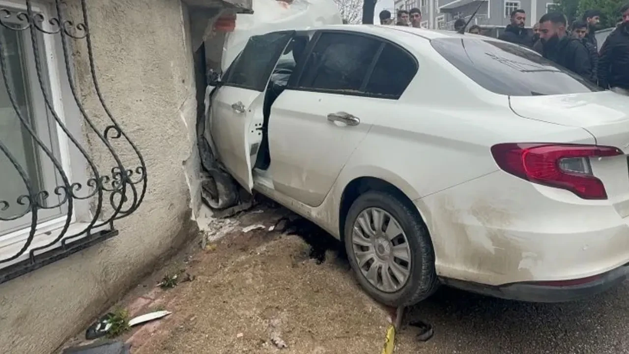 Kocaeli'nde Dikkatsizlik Kazaya Sebep Oldu! Binaya Çarpan Otomobilde 2 Kişi Ağır Yaralandı 1