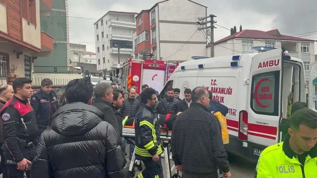 Kocaeli'nde Dikkatsizlik Kazaya Sebep Oldu! Binaya Çarpan Otomobilde 2 Kişi Ağır Yaralandı 2