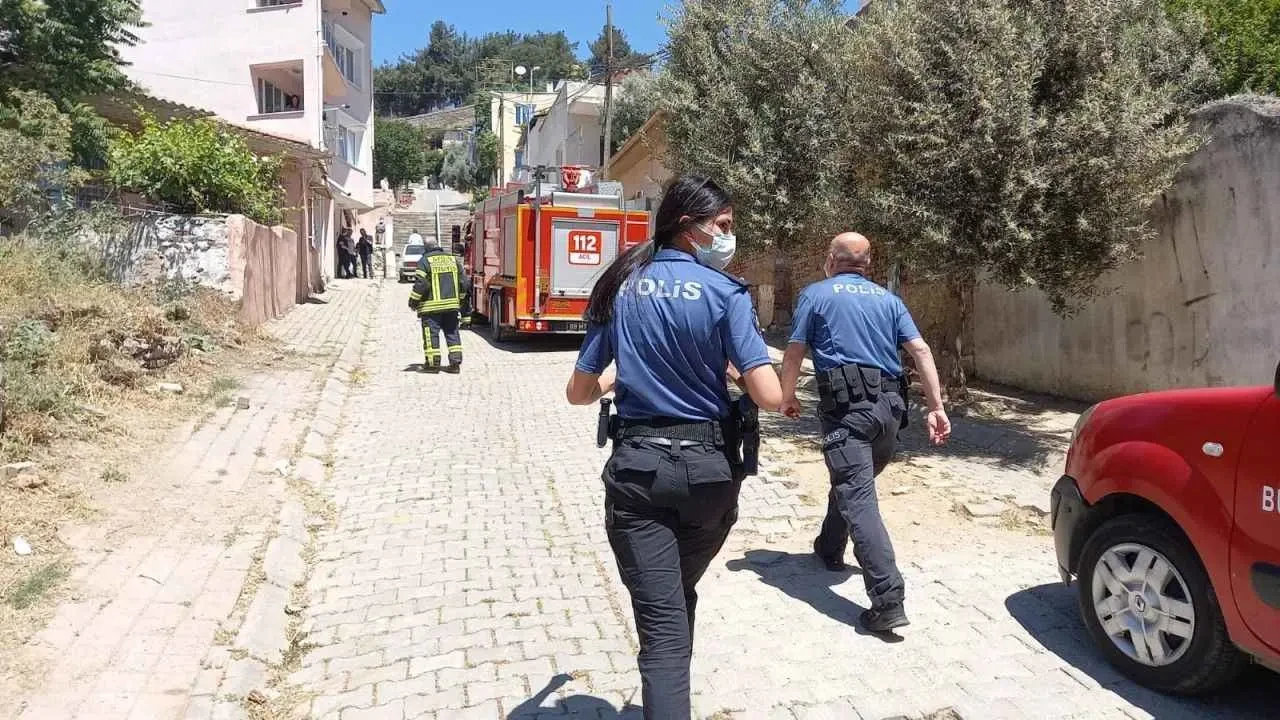 Kocaeli'nde Dikkatsizlik Kazaya Sebep Oldu! Binaya Çarpan Otomobilde 2 Kişi Ağır Yaralandı 4