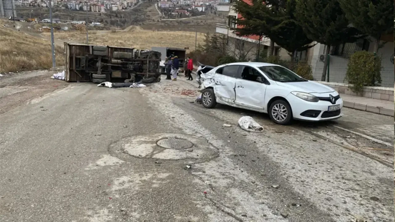 Ankara'da Feci Kaza! Kamyonet 11 Araca Çarptı ve Devrildi 1