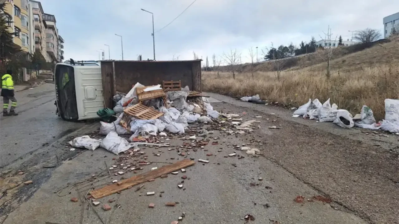 Ankara'da Feci Kaza! Kamyonet 11 Araca Çarptı ve Devrildi 3