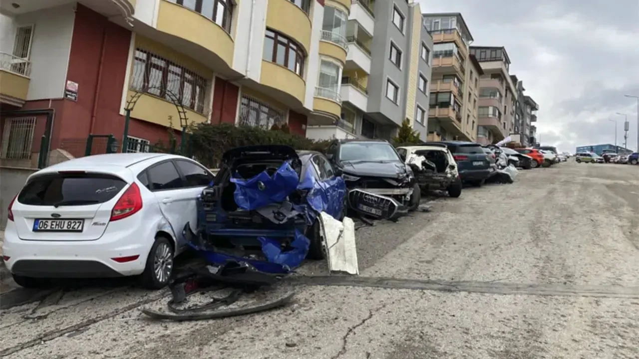 Ankara'da Feci Kaza! Kamyonet 11 Araca Çarptı ve Devrildi 4