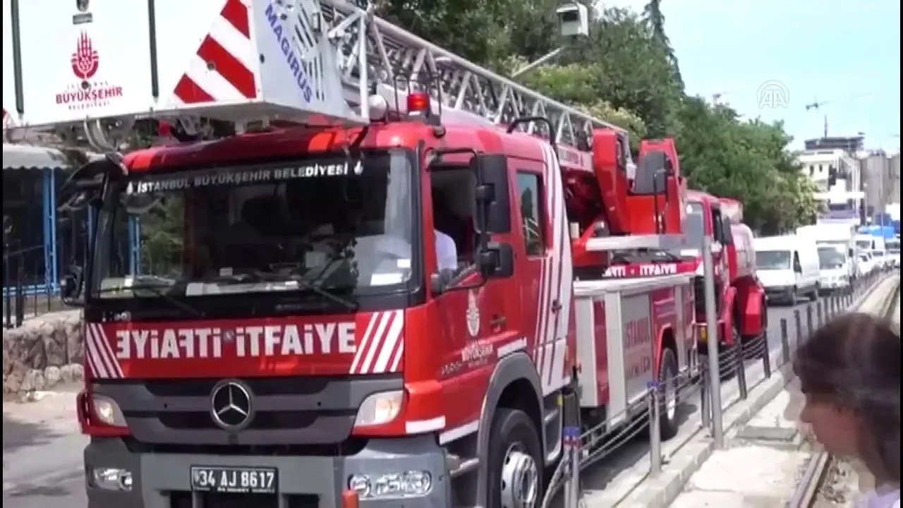 İstanbul Beyoğlu’nda Tramvay Kazası: Bir Kişi Ağır Yaralandı 2