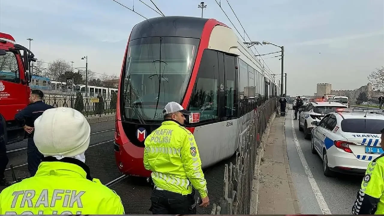 İstanbul Beyoğlu’nda Tramvay Kazası: Bir Kişi Ağır Yaralandı 3