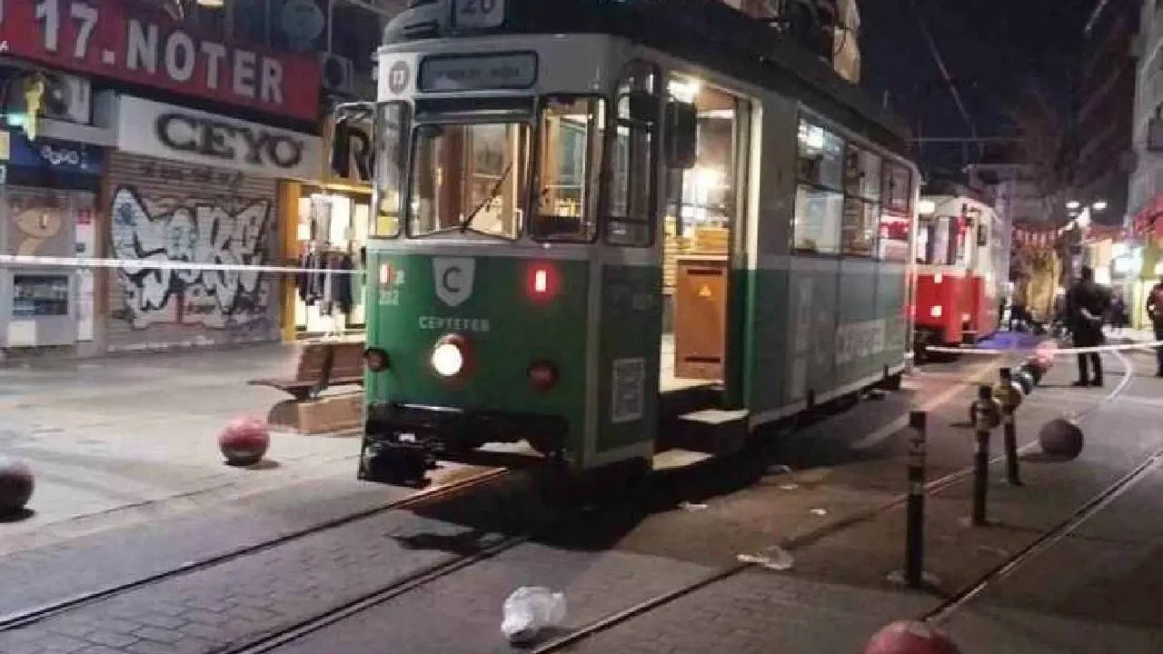 İstanbul Beyoğlu’nda Tramvay Kazası: Bir Kişi Ağır Yaralandı 4