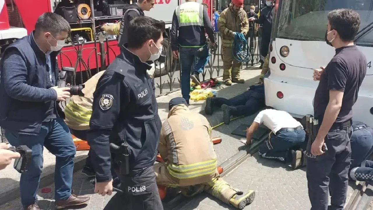 İstanbul Beyoğlu’nda Tramvay Kazası: Bir Kişi Ağır Yaralandı 5