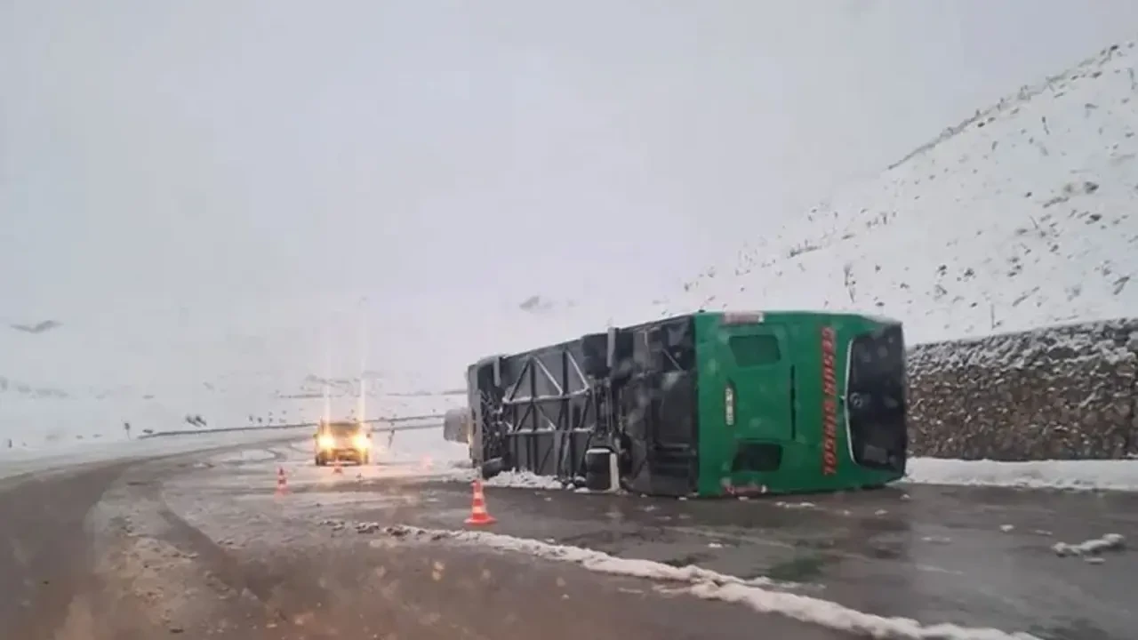 Bingöl'de yolcu otobüsü devrildi: Ölü ve yaralılar var 5