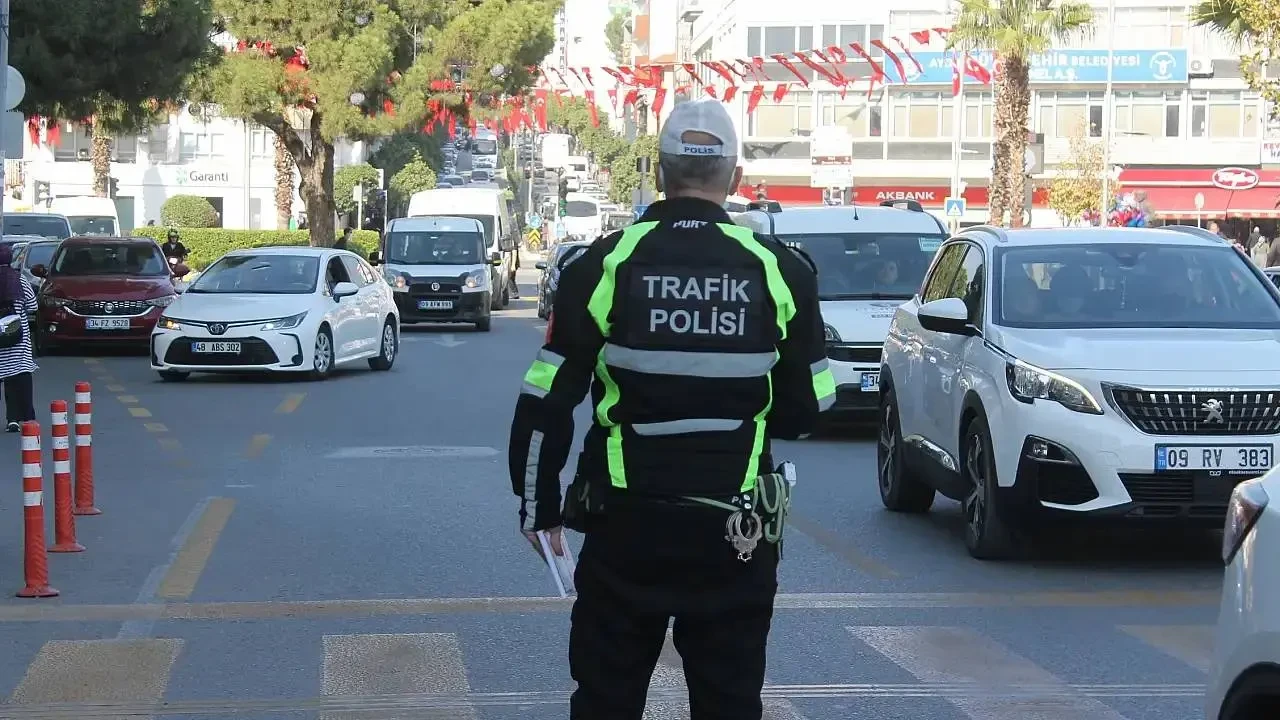 Sivas’ta TIR Devrildi! Tonlarca Hammadde Tarlaya Döküldü 3