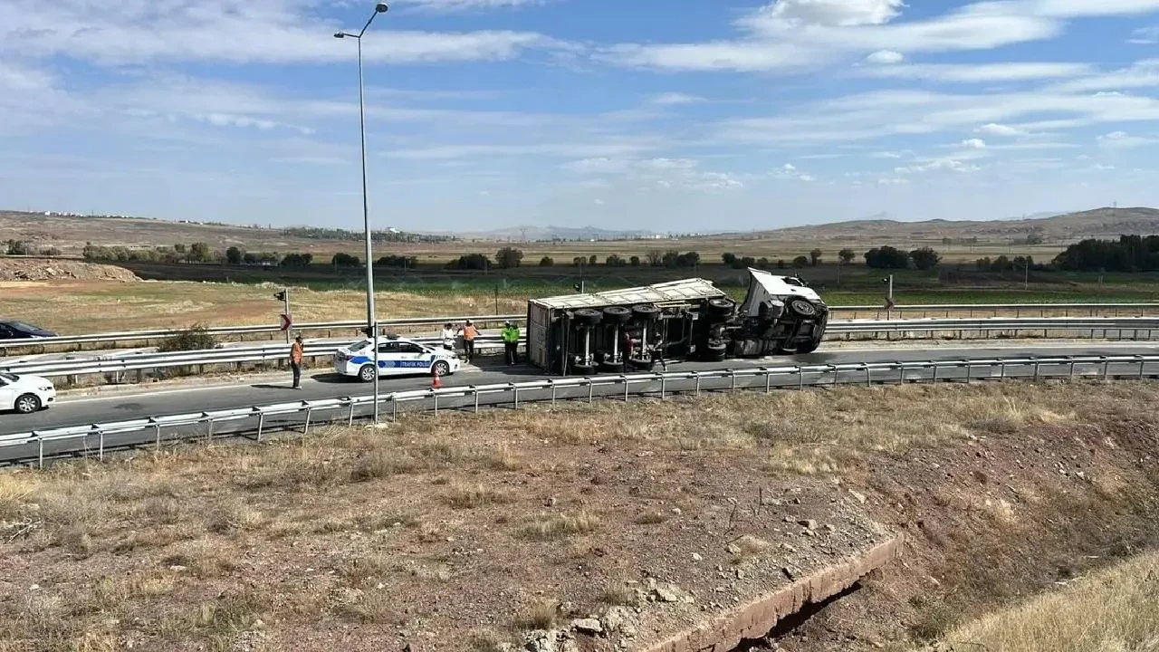 Sivas’ta TIR Devrildi! Tonlarca Hammadde Tarlaya Döküldü 4