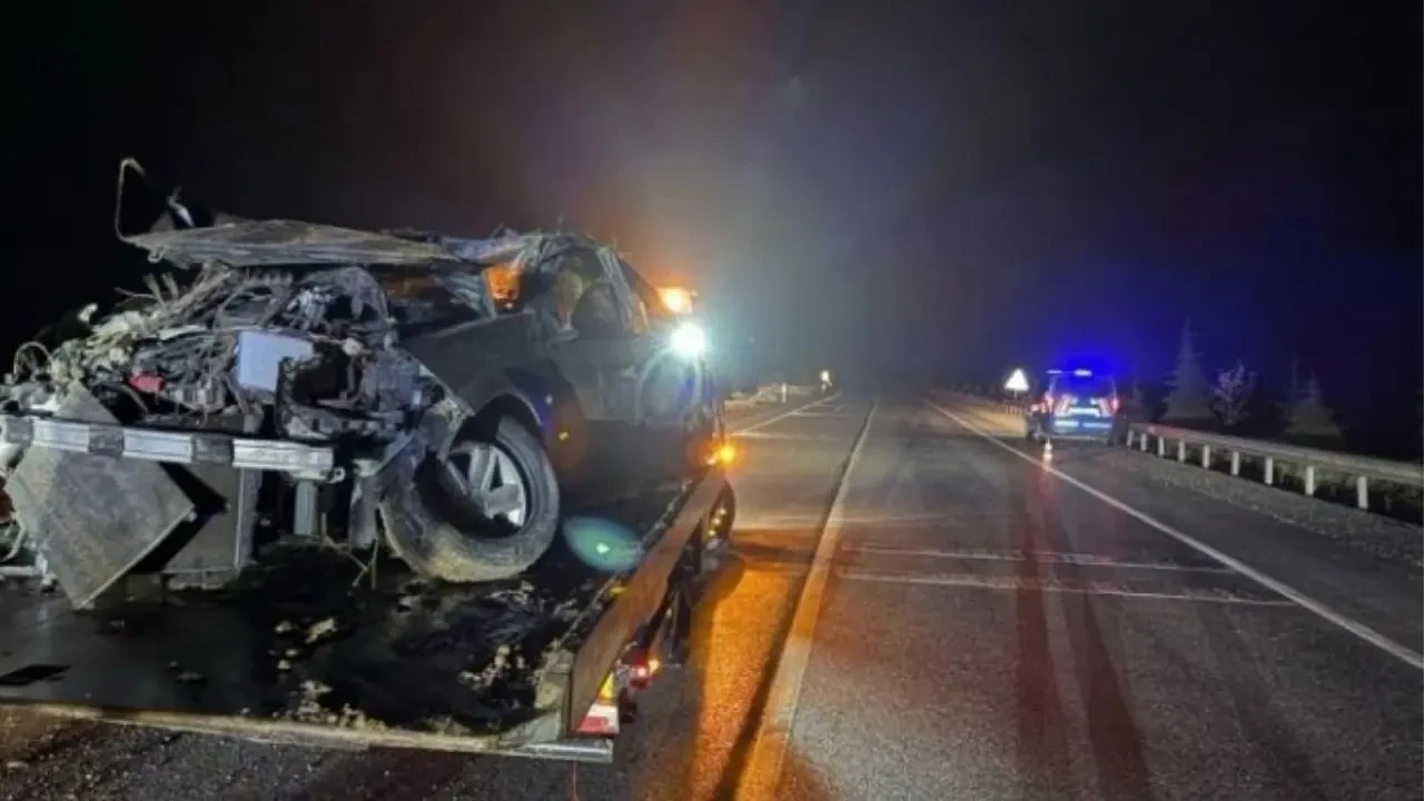 Afyon'da feci kaza: Otomobil hurdaya döndü, 2'si bebek 5 kişi yaralandı 2