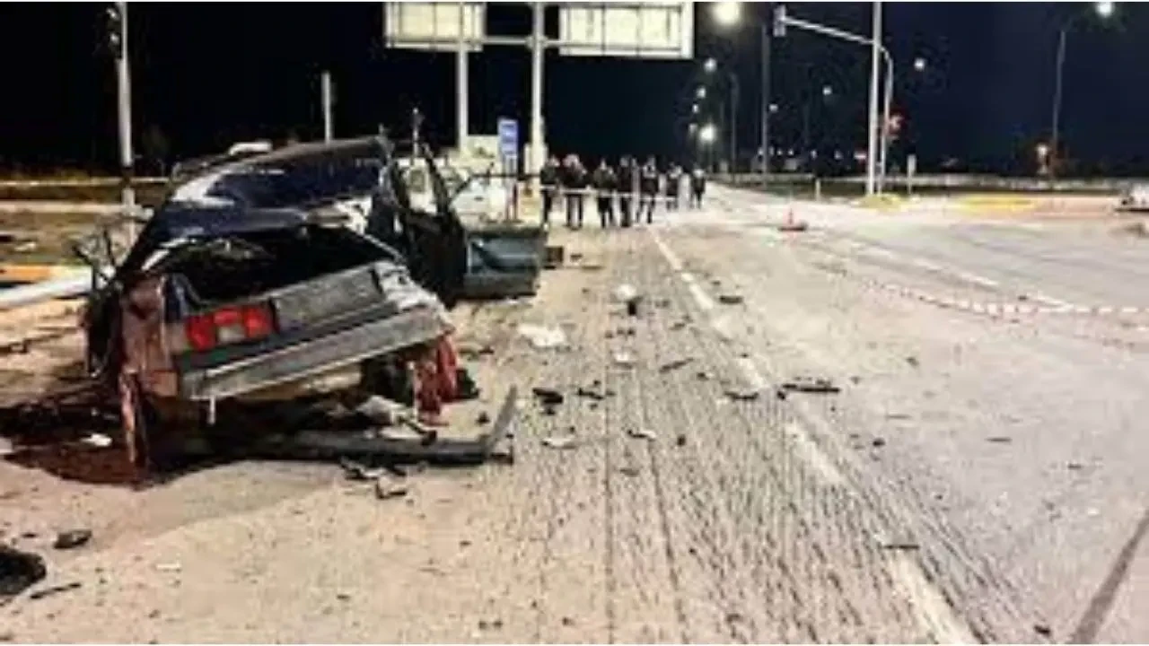 Afyon'da feci kaza: Otomobil hurdaya döndü, 2'si bebek 5 kişi yaralandı 3