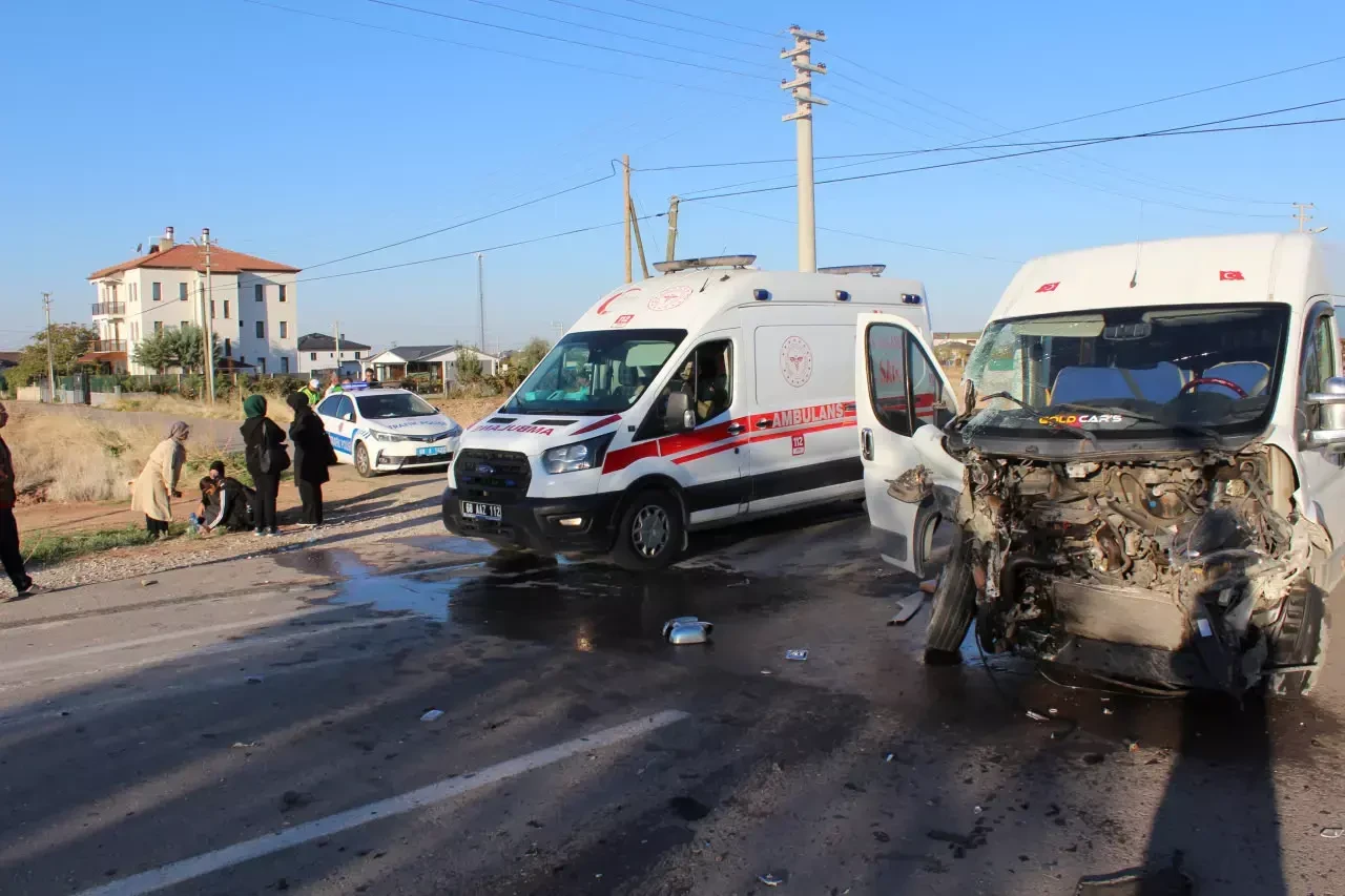 Balıkesir'de okul servisi ile tır çarpıştı: 8 öğrenci ağır yaralı 4