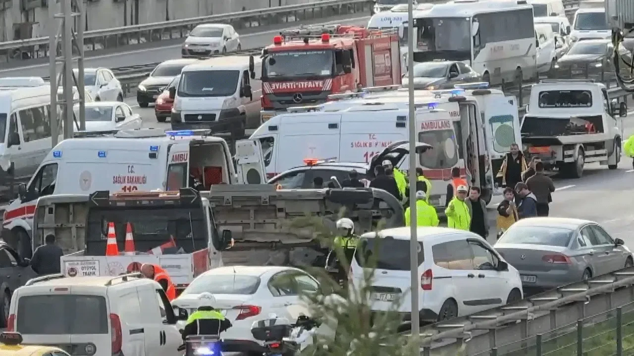 İstanbul'da okul servisi devrildi: Çok sayıda yaralı var 1