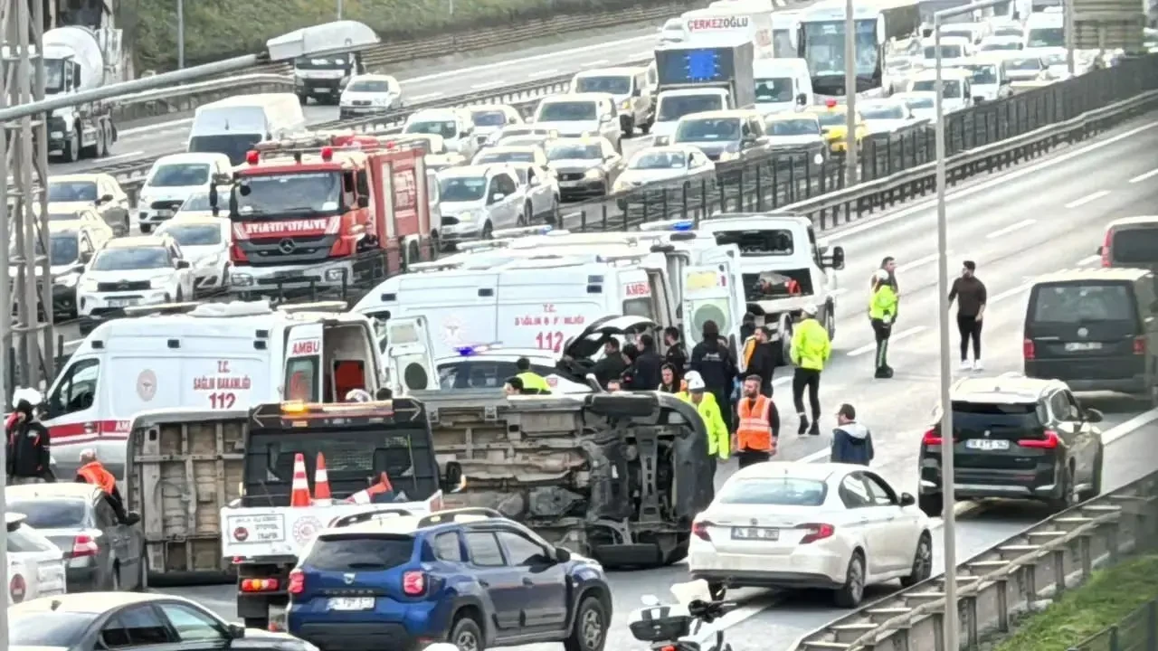 İstanbul'da okul servisi devrildi: Çok sayıda yaralı var 2