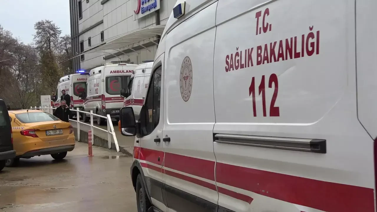 İstanbul'da okul servisi devrildi: Çok sayıda yaralı var 4