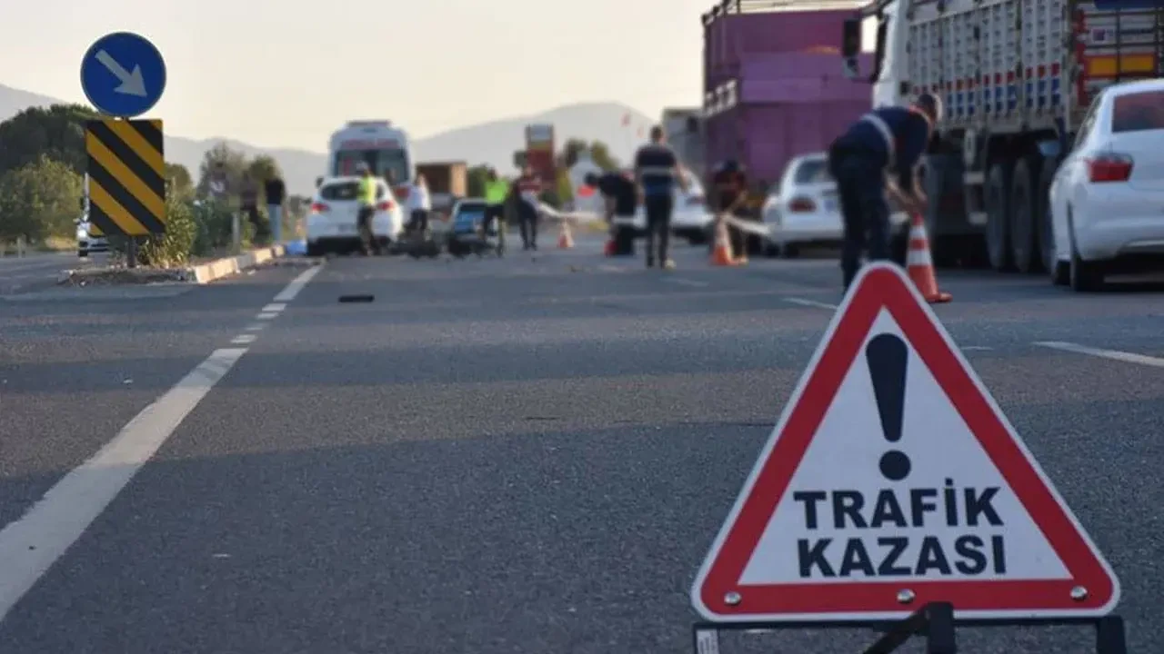 İzmir-Manisa yolunda feci kaza: Bariyerlere giren tır trafiği felç etti 1