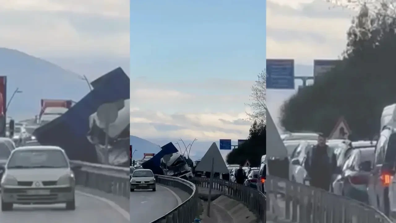 İzmir-Manisa yolunda feci kaza: Bariyerlere giren tır trafiği felç etti 3