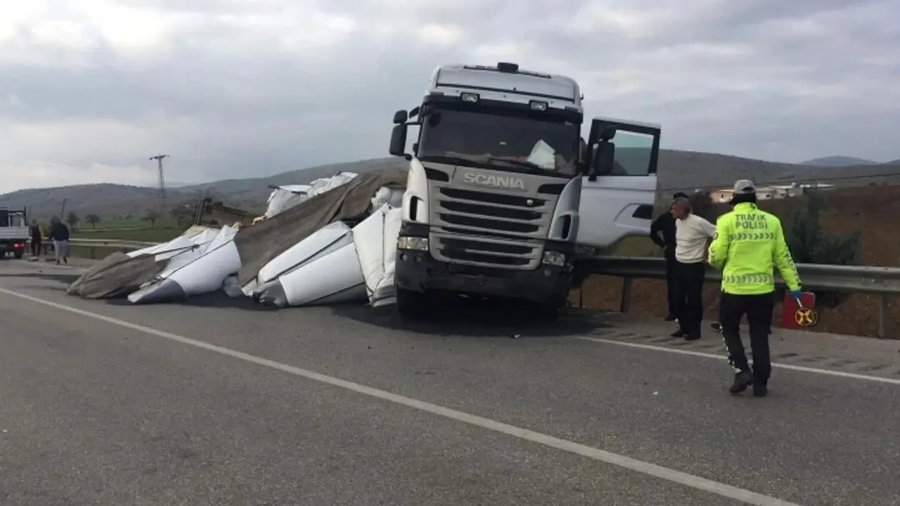 İzmir-Manisa yolunda feci kaza: Bariyerlere giren tır trafiği felç etti 4