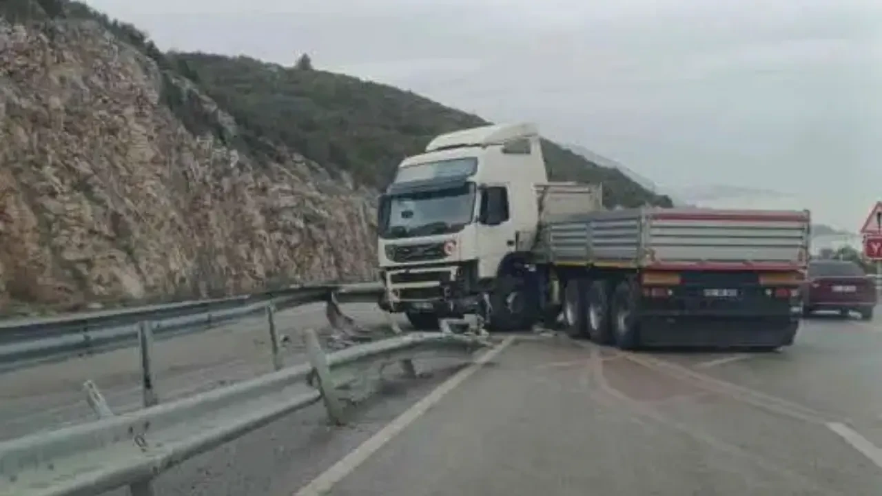 İzmir-Manisa yolunda feci kaza: Bariyerlere giren tır trafiği felç etti 5