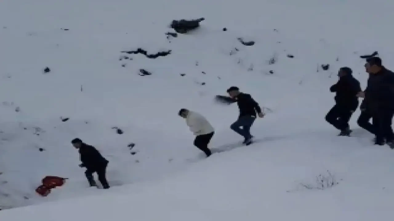 Erzincan'da yolcu otobüsü şarampole yuvarlandı: Çok sayıda ekip olay yerine sevk edildi 1