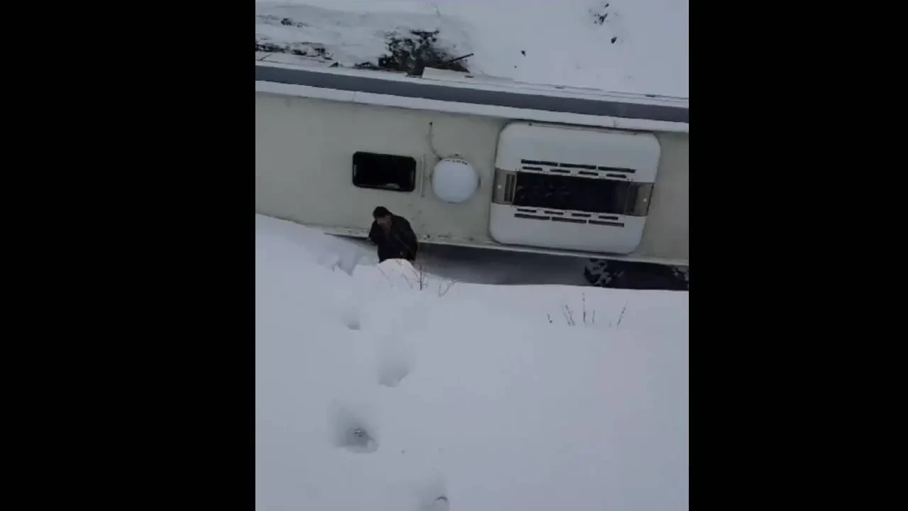 Erzincan'da yolcu otobüsü şarampole yuvarlandı: Çok sayıda ekip olay yerine sevk edildi 5