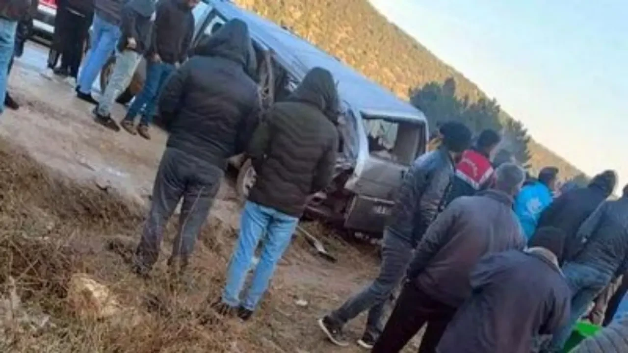 Gaziantep'te tırla minibüs çarpıştı: 2 kişi öldü, 5 kişi yaralandı 4