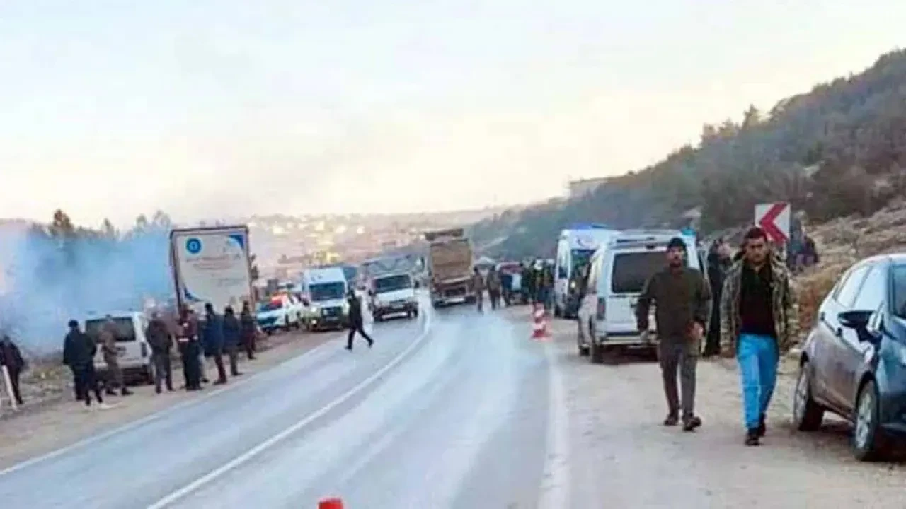 Gaziantep'te tırla minibüs çarpıştı: 2 kişi öldü, 5 kişi yaralandı 5