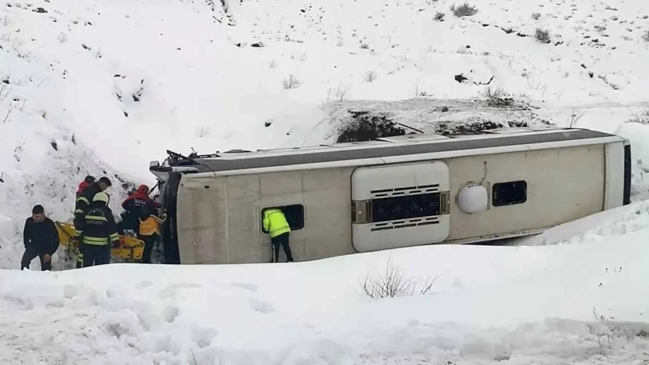 Erzincan’da yolcu otobüsü şarampole yuvarlandı: 1 ölü, 26 yaralı 1