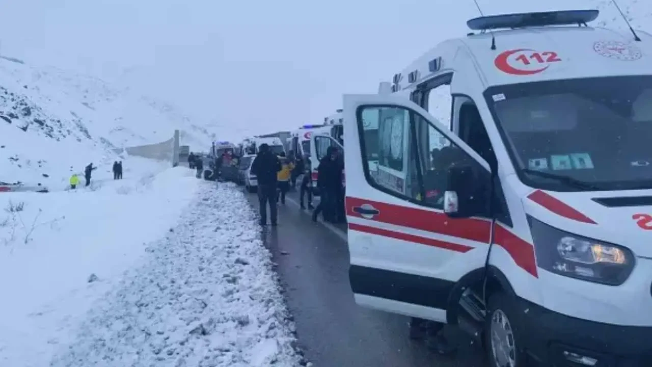 Erzincan’da yolcu otobüsü şarampole yuvarlandı: 1 ölü, 26 yaralı 2