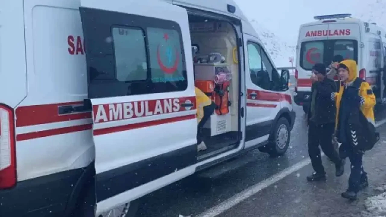 Erzincan’da yolcu otobüsü şarampole yuvarlandı: 1 ölü, 26 yaralı 4