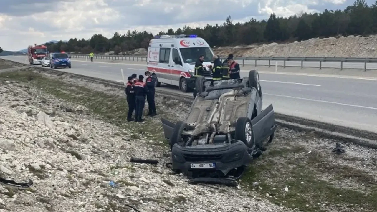 Kütahya'da feci kaza: Takla atan otomobildeki 2 kişi yaralandı 1