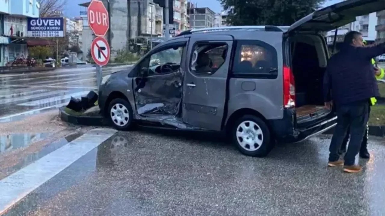 Antalya'da ticari araç ile minibüs kavşakta çarpıştı, maddi hasar meydana geldi 1