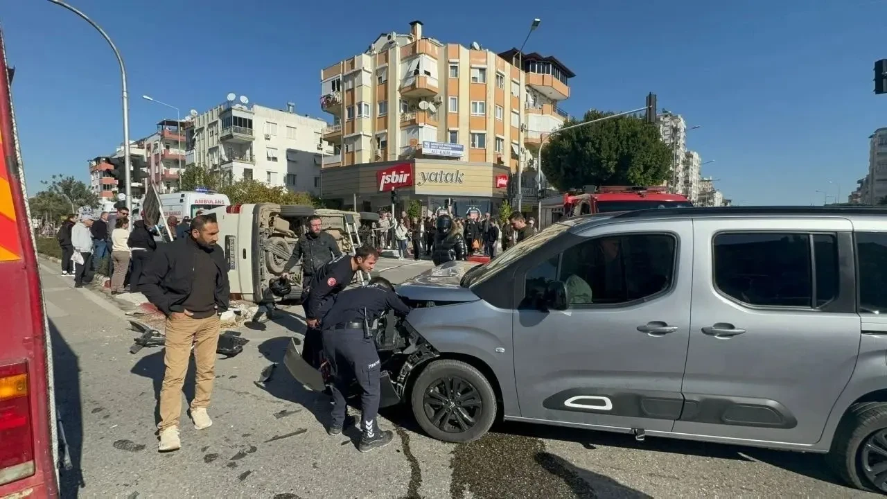 Antalya'da ticari araç ile minibüs kavşakta çarpıştı, maddi hasar meydana geldi 6