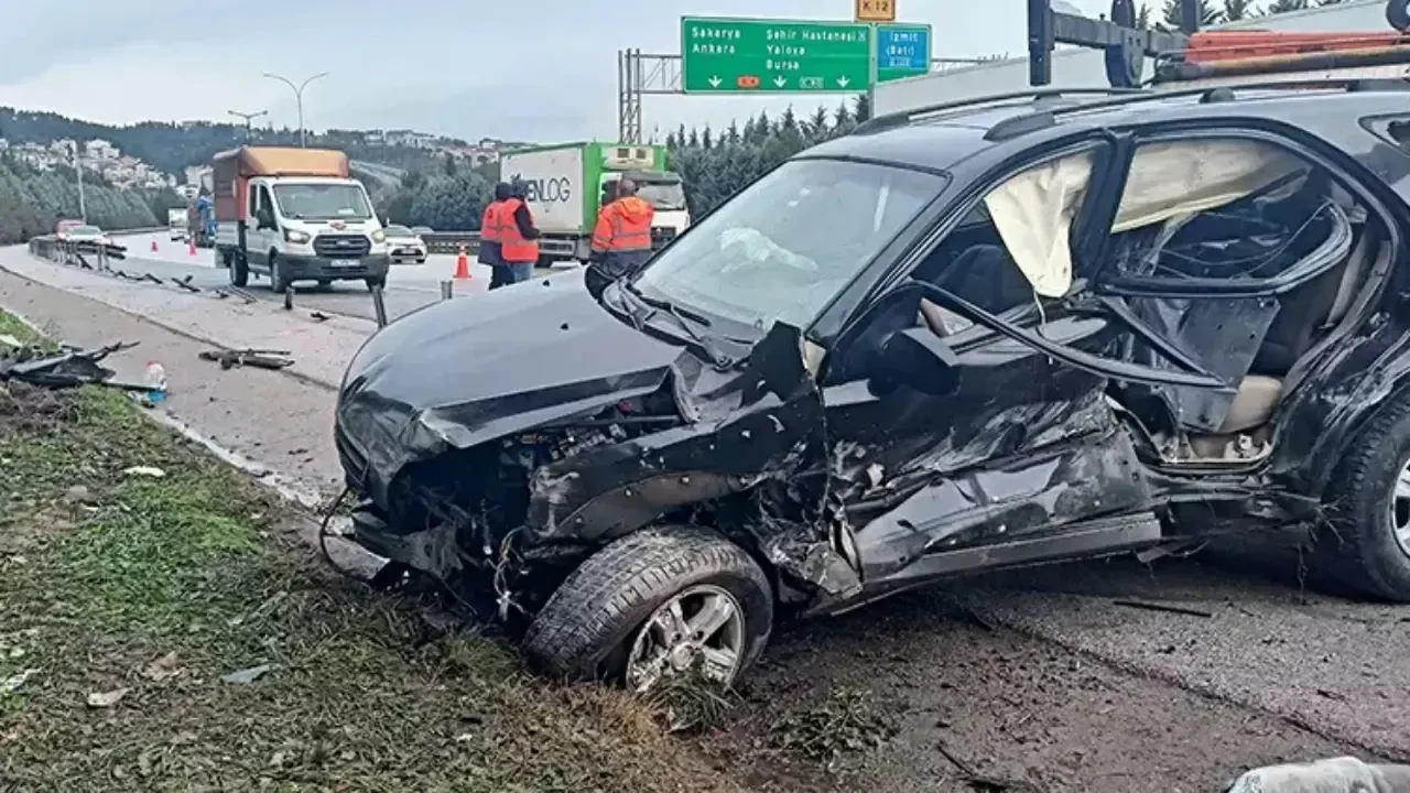 TEM otoyolunda korku dolu anlar: Araç bariyerlere çarptı 1 kişi yaralandı 1