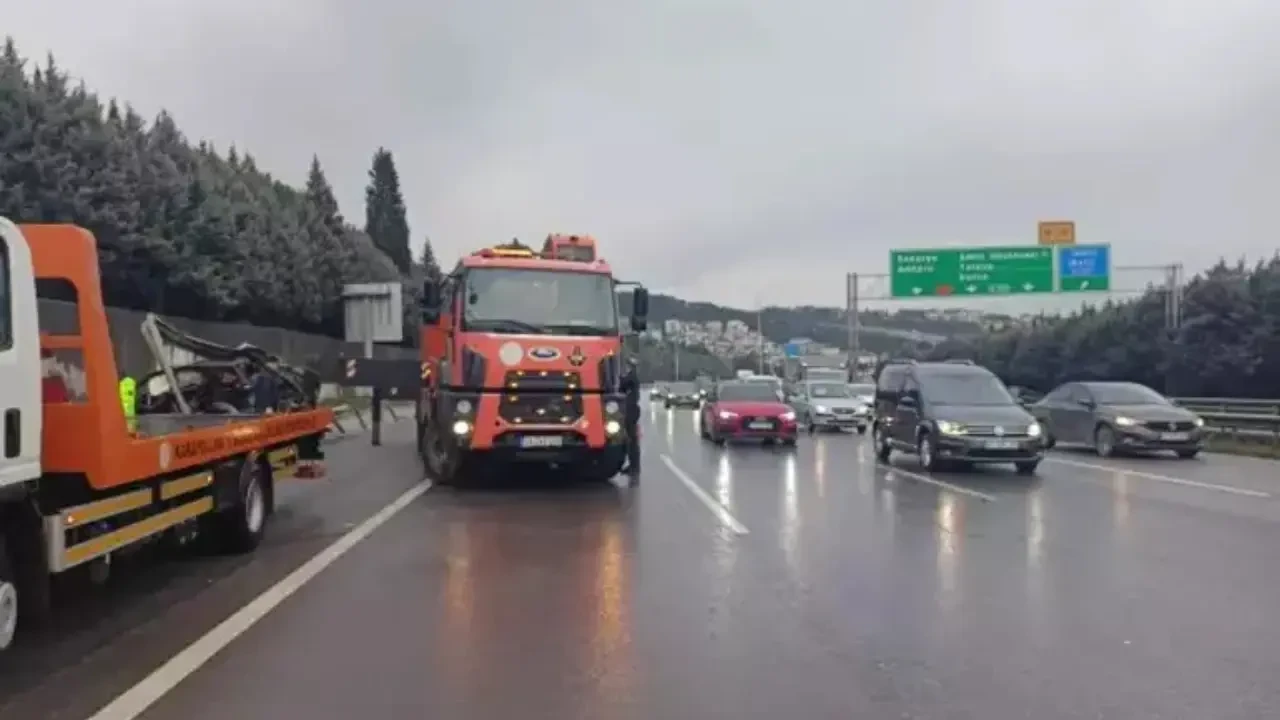 TEM otoyolunda korku dolu anlar: Araç bariyerlere çarptı 1 kişi yaralandı 2