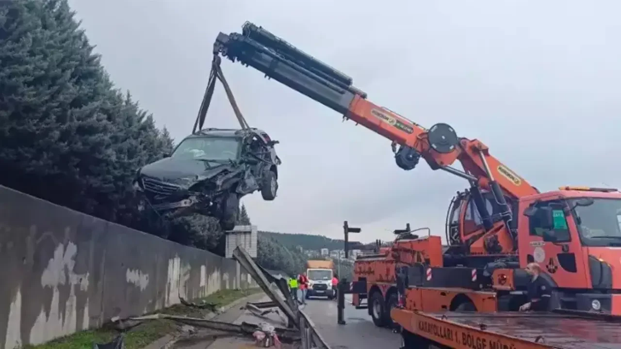 TEM otoyolunda korku dolu anlar: Araç bariyerlere çarptı 1 kişi yaralandı 3