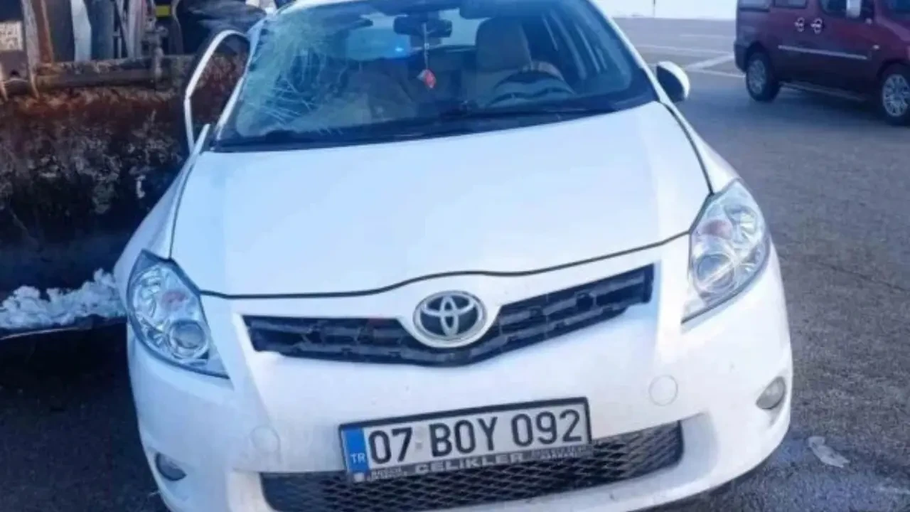 Van'da korkunç kaza: Otomobil ve iş makinesi çarpıştı 1'i bebek 5 kişi yaralandı 1